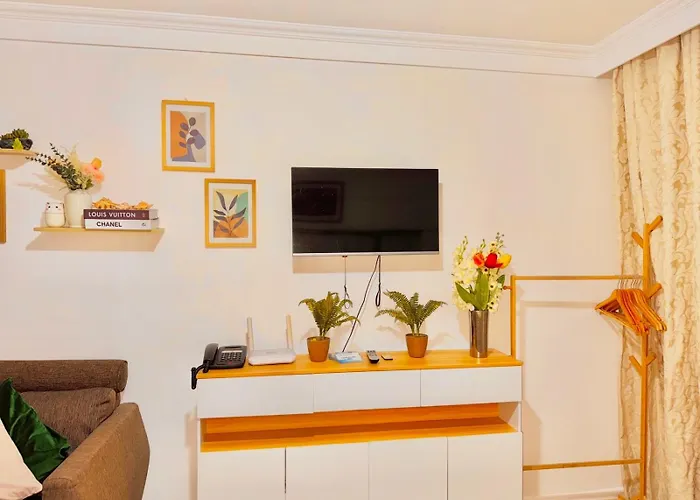 Attractive With Luxury Bed Good For 1-4pax High Speed Wifi With Netflix Free Pool & Parking